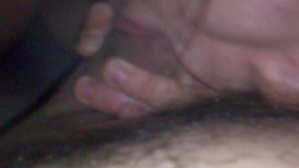 Ein Babe mit sexfilme reife kleinen Nippeln und kleinen Titten wird gefickt