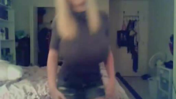 Eine Blondine wird gezwungen, ihr eigenes Höschen zu sex reif gratis lutschen und sie wird gerammt