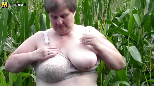 Eine Frau mit großen reife frauen pornobilder natürlichen Titten wird von ihrem Lover geleckt
